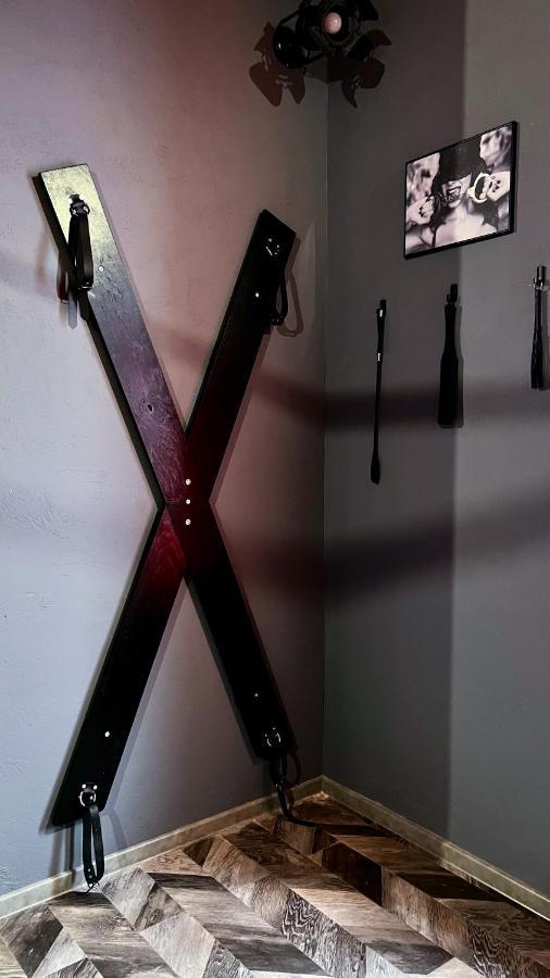 Apartment Bdsm Red *